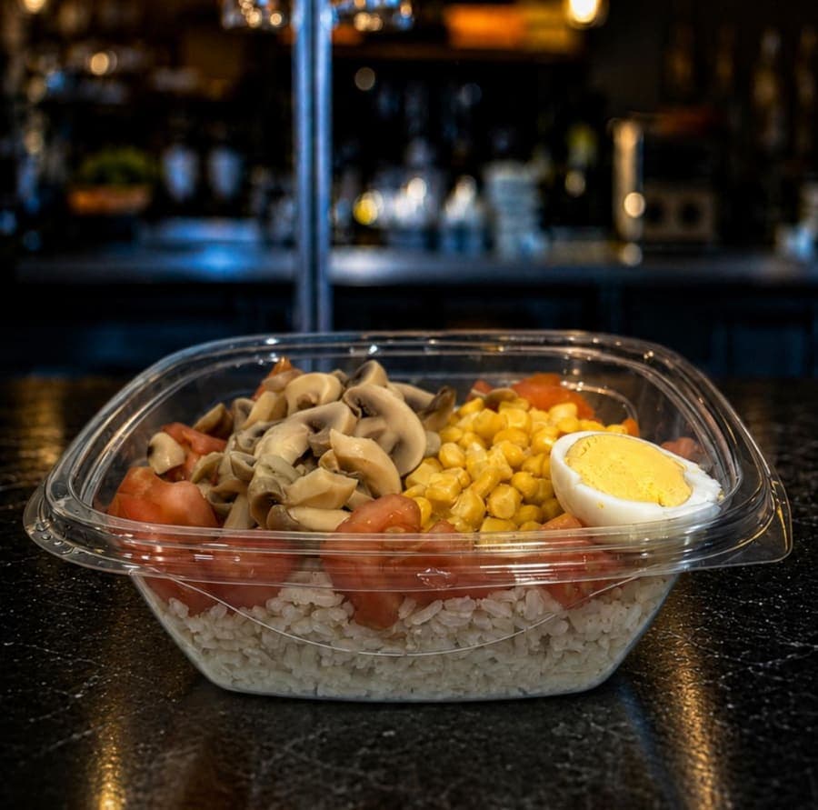 Champiñón, tomate, choclo, arroz integral y huevo