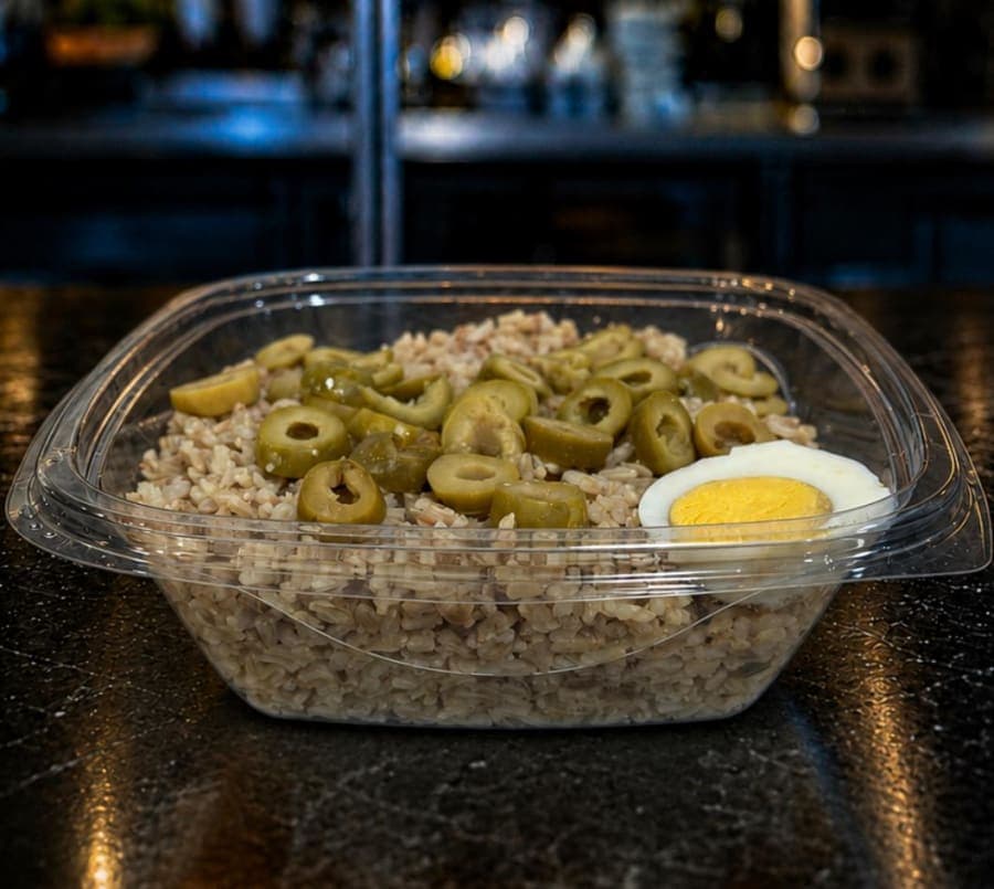 Atún, arroz integral, aceituna y huevo