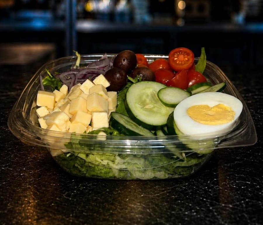 Pepino, cebolla morada, tomate cherry, aceitunas n., kale, lechuga, muzzarella, rúcula y huevo