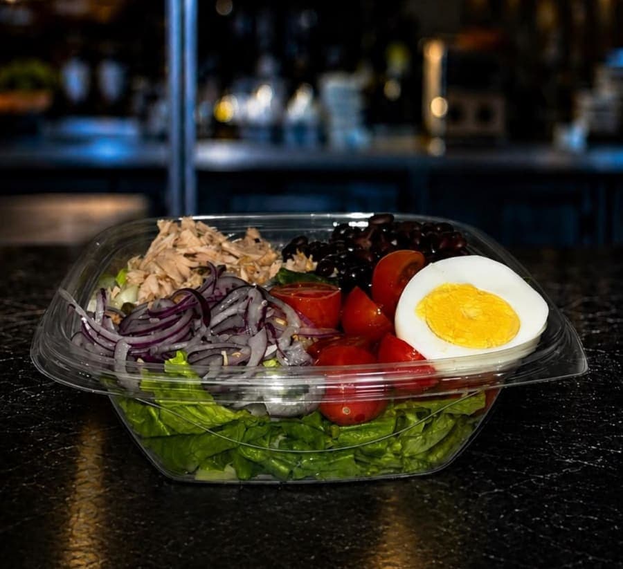 Atún, porotos negros, tomate cherry, lechuga, kale, chaucha, cebolla morada y huevo