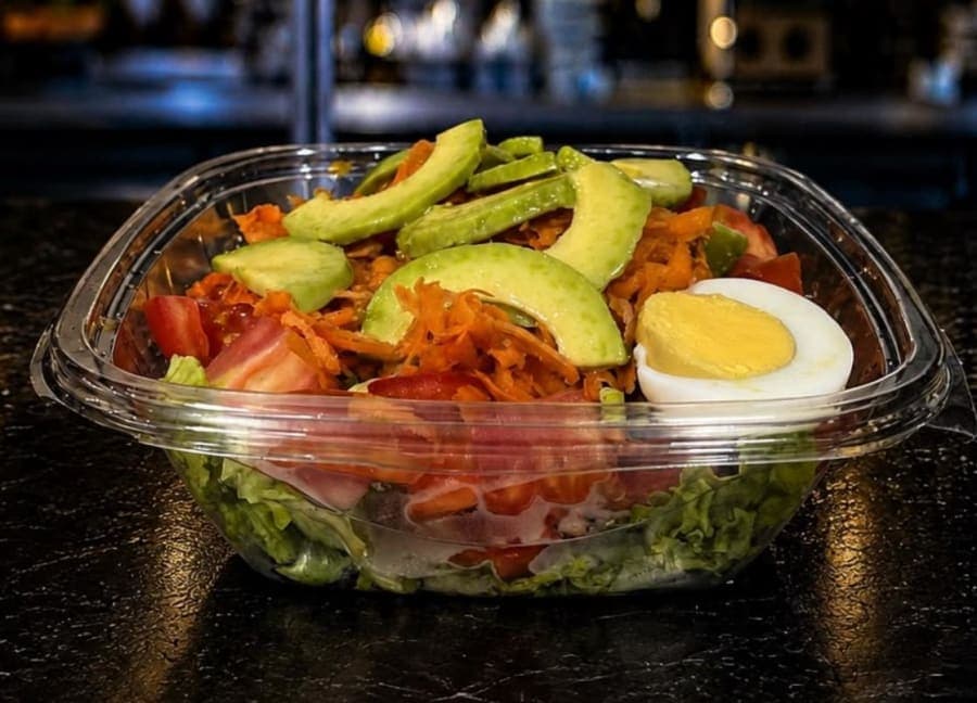 Palta, tomate, lechuga, zanahoria y huevo