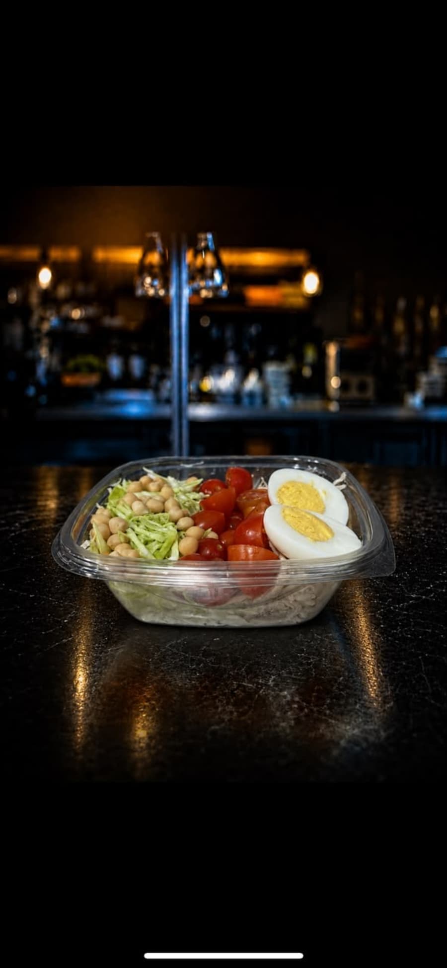 Pollo, repollo blanco, tomate cherry, garbanzos y huevo