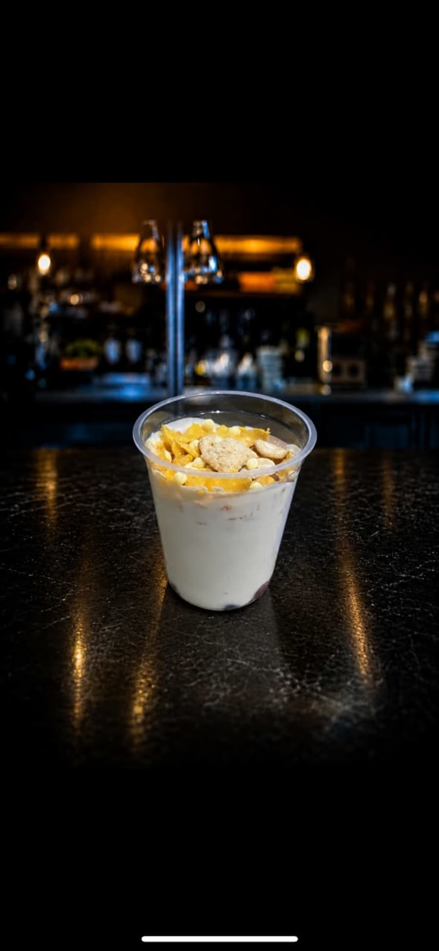 Yogurt con cereales y frutos rojos